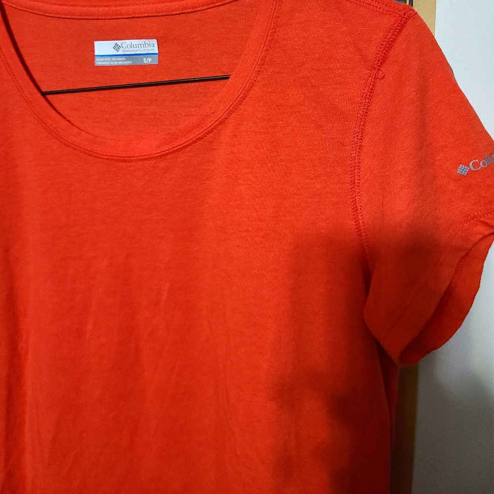 Nwot womens Columbia tshirt